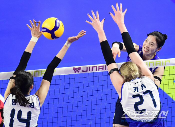  Kang Spike in front of Yuk Seo-young's block