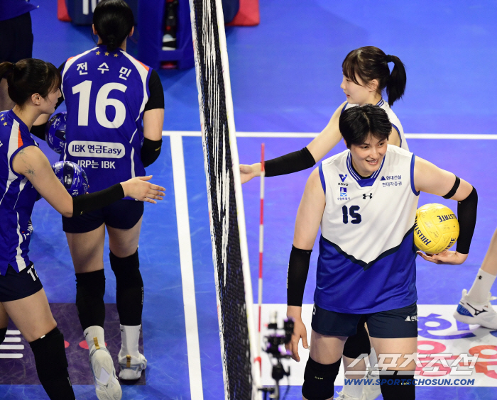  Kim Hee-jin's first visit to Mars wearing a different uniform