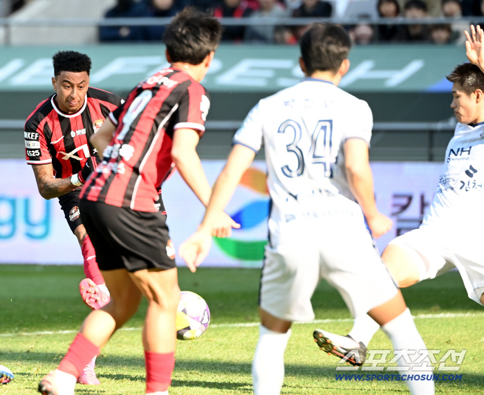  Lingard calmly scores an equalizer with his right foot