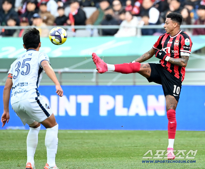  Lingard, one touch pass