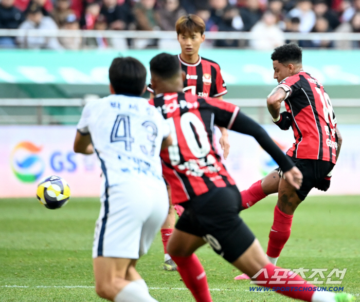  Lingard's free kick, go in!