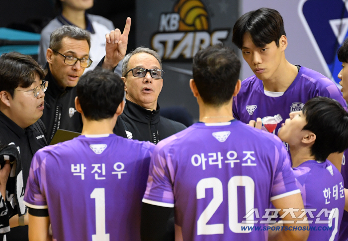  Mauricio Paes hits higher