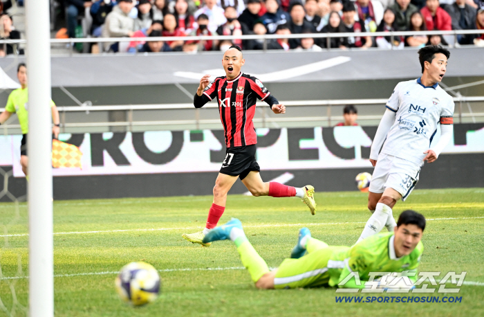  Moon Sun-min sighs at the shooting outside the goal