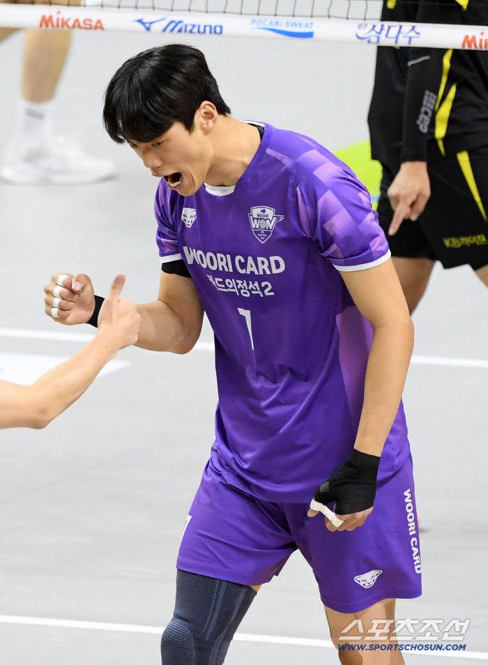  Park Jinwoo's fist clenched