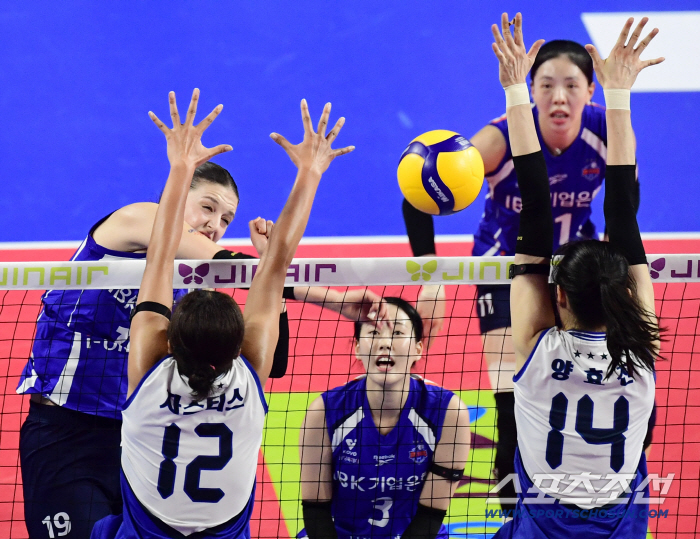  Victoria Hyundai Engineering & Construction's blocking wall is high