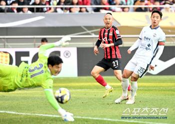  Would it be Moon Sun-min's shooting and scoring that beat the goalkeeper?