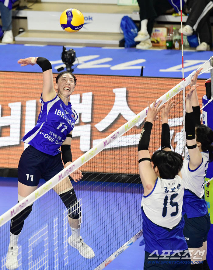  Yuk Seo-young clenched and powerful spike
