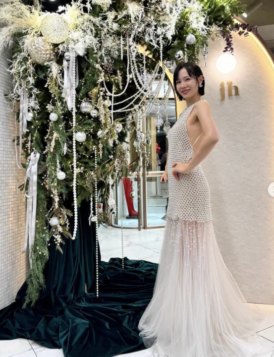 Son Ye-jin, who won two Blue Dragon Film Awards, feels like floating in the dark lingering cloud. 