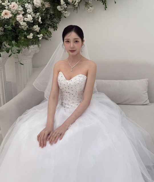 Yoon Chae-kyung, who is rumored to be dating Lee Yong-dae, wore a wedding dress