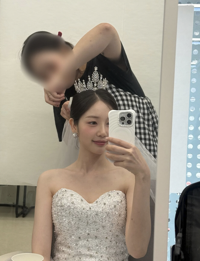 Yoon Chae-kyung, who is rumored to be dating Lee Yong-dae, wore a wedding dress