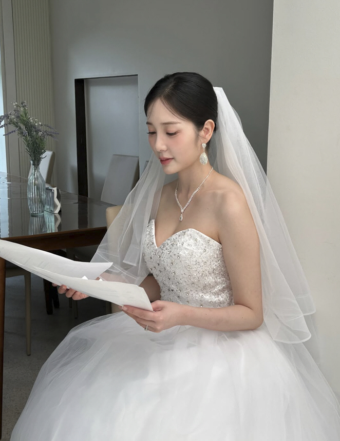 Yoon Chae-kyung, who is rumored to be dating Lee Yong-dae, wore a wedding dress