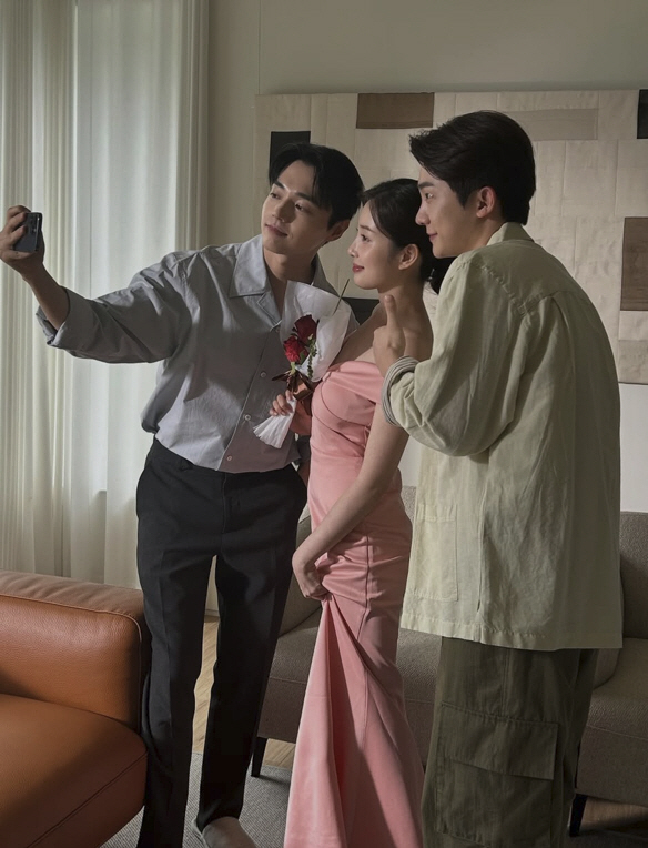 Yoon Chae-kyung, who is rumored to be dating Lee Yong-dae, wore a wedding dress