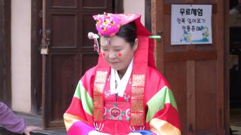 54-year-old Hwang Seok-jung reveals the wedding scene...A traditional wedding ceremony with the new bride of the war (Let's live together)