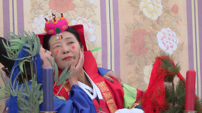 54-year-old Hwang Seok-jung reveals the wedding scene...A traditional wedding ceremony with the new bride of the war (Let's live together)