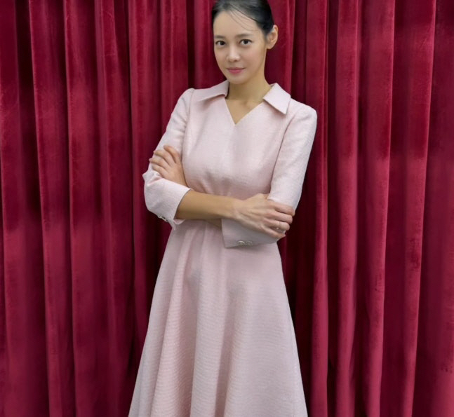 Ahn Hyun-mo, light pink dress  intellectual smile 'Full of elegance' 