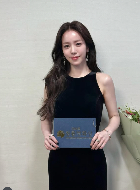 For the second year in a row, MC Han Ji-min, 'Cheongryong, Special Time.' Alluring visuals with velvet dresses 