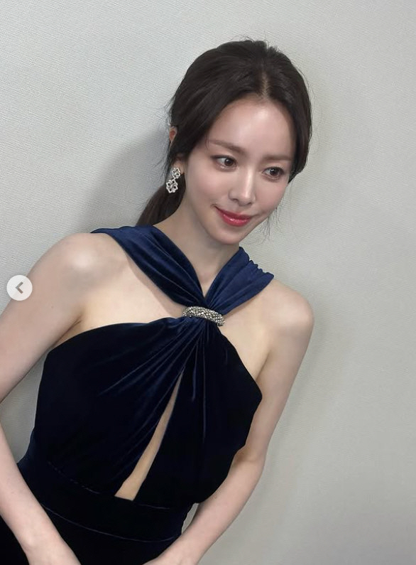 For the second year in a row, MC Han Ji-min, 'Cheongryong, Special Time.' Alluring visuals with velvet dresses 