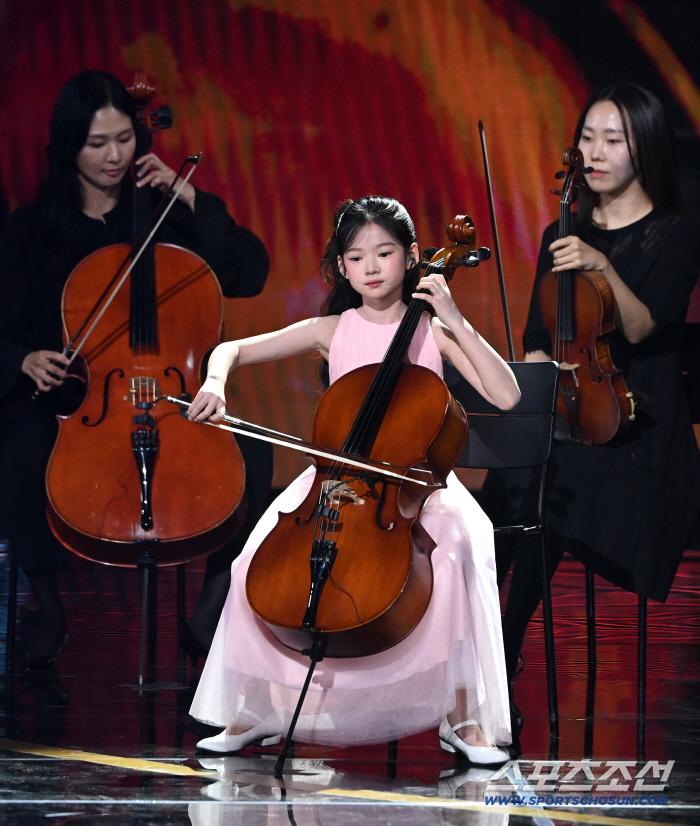 How can a nine-year-old actor do this?The reason why Son Ye-jin hugged her child again, Blue Dragon 