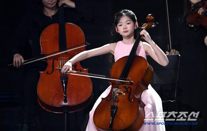 How can a nine-year-old actor do this?The reason why Son Ye-jin hugged her child again, Blue Dragon 