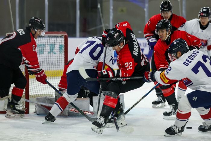Japan defeated its archrival for the first time in three years, winning 10 games in men's ice hockey games against Korea and Japan, escaping three consecutive losses...the green light for the Asia summit