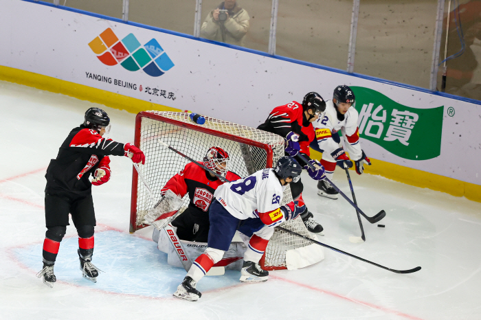 Japan defeated its archrival for the first time in three years, winning 10 games in men's ice hockey games against Korea and Japan, escaping three consecutive losses...the green light for the Asia summit