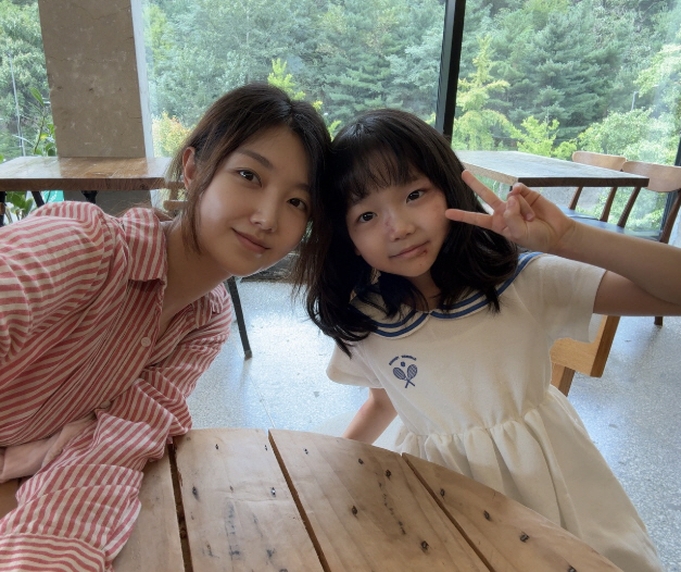 Kim Yoo-jung's mother was Lee Seo-an, 'from the city'..'Dear X.' Friendly two-shot