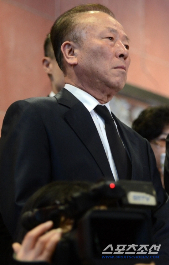 Lim Hyun-sik swallows pesticides while weeding and falls unconscious in the emergency room