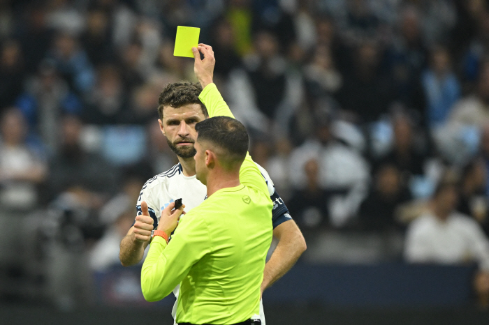  02 → 22 → Son Heung-min misses PK of tears, fails to finish despite multi-goal one-man show → Season is over...LA FC lost 34 games to Vancouver → Mueller's smile