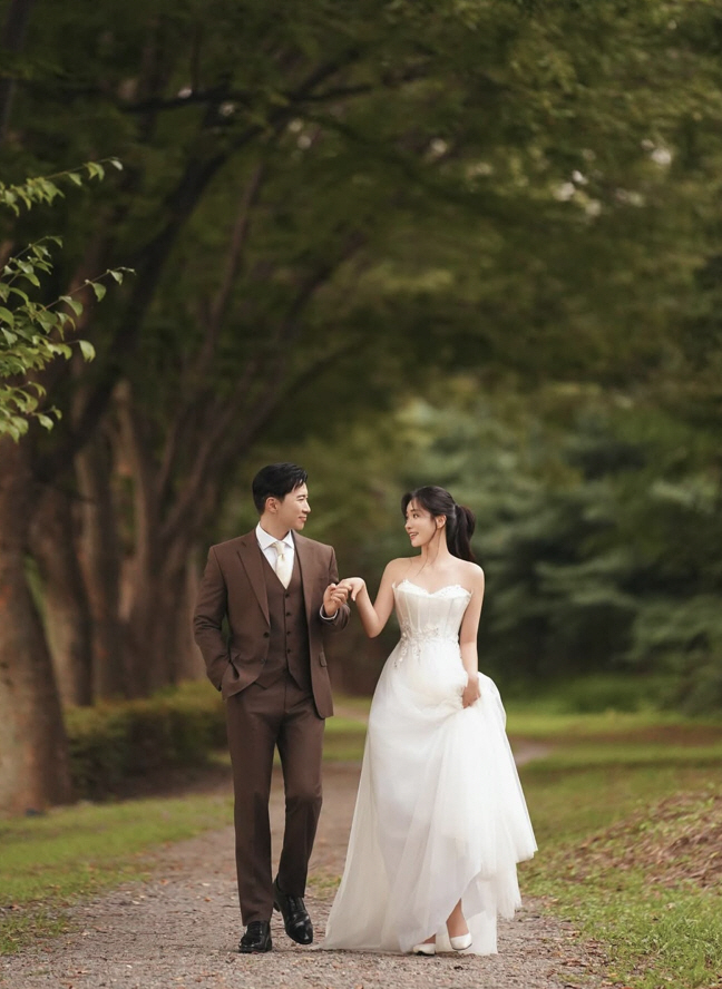 A new actor couple in the entertainment industry..'Omg 2' Lee Woon-san ♥ Han Seo is getting married today (23rd)