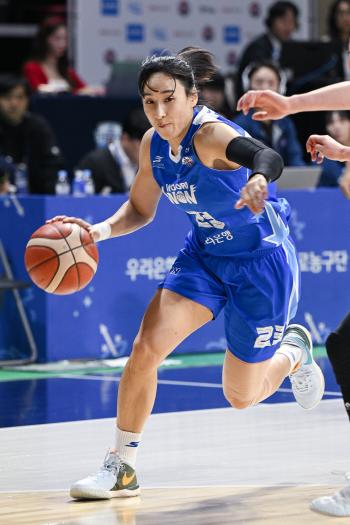  Director Wi Sung-woo laughed...Lee Myung-kwan and Kim Dan-bi scored 37 points jointly, Woori Bank, Shinhan Bank 7551 and won for the first time this season