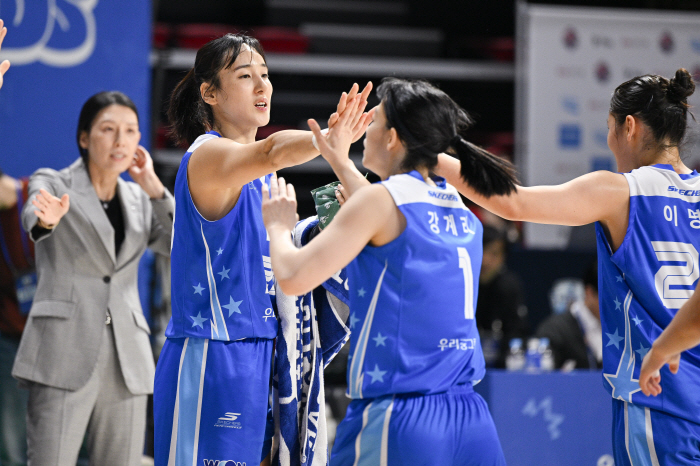  Director Wi Sung-woo laughed...Lee Myung-kwan and Kim Dan-bi scored 37 points jointly, Woori Bank, Shinhan Bank 7551 and won for the first time this season