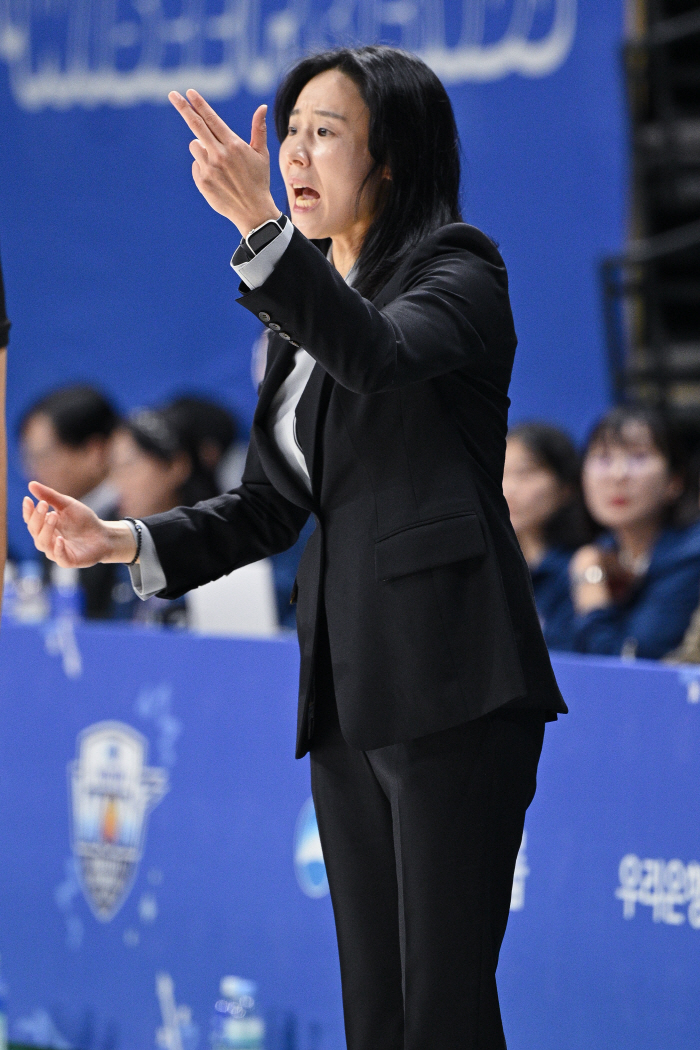  Director Wi Sung-woo laughed...Lee Myung-kwan and Kim Dan-bi scored 37 points jointly, Woori Bank, Shinhan Bank 7551 and won for the first time this season