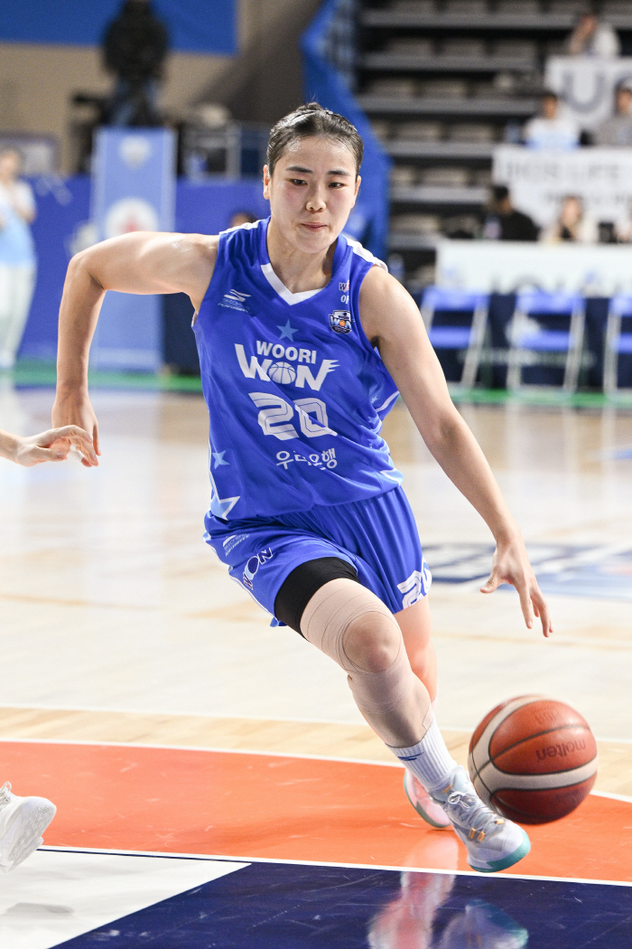  Director Wi Sung-woo laughed...Lee Myung-kwan and Kim Dan-bi scored 37 points jointly, Woori Bank, Shinhan Bank 7551 and won for the first time this season