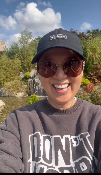Park Mi-sun, who is fighting breast cancer, has covered up her hair with a hat...Riding a bike with my son
