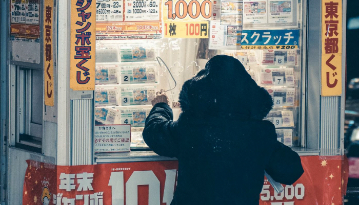 After winning the 5.6 billion won lottery, he hid it from his wife and secretly bought and traveled a car, eventually...