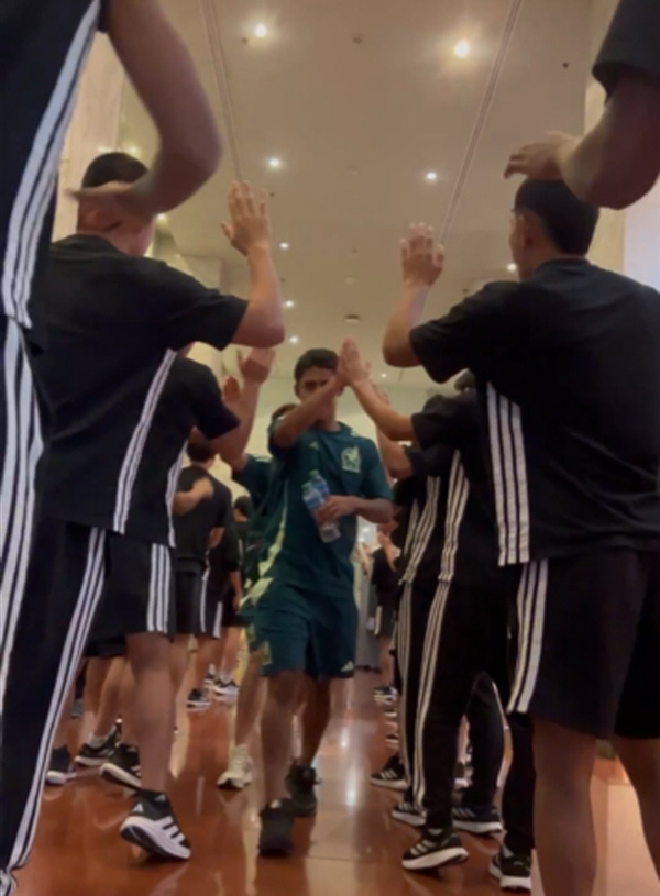 Arigato! Younger brothers are moved by the locker room cleaning and thank-you letter following the senior...What you did after you were eliminated from U17