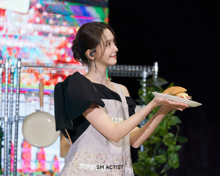 Yoona Draws Massive Crowds at Taiwan Fan Meeting for 'Bon Appetit, Your Majesty'