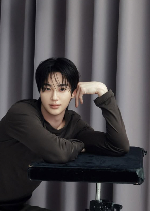 Byeon Wooseok Holds Slight Edge as Ahn Hyo-seop Pushes for Dramatic Comeback in Blue Dragon Vote