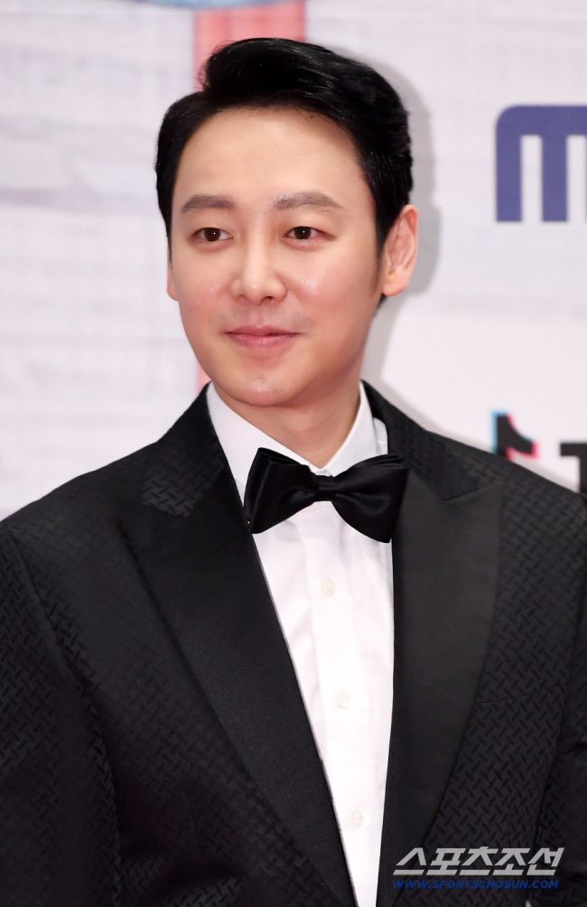 Kim Dong-wook to Welcome First Baby Next Year With Stella Kim