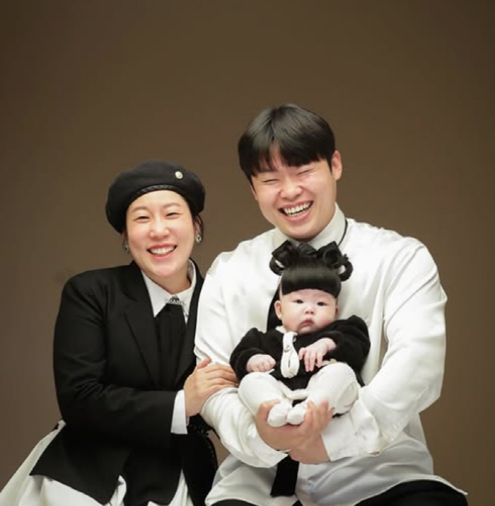 Kim Young-hee, 43, presented a new car to her husband, who is 10 years younger than herYoung people are different