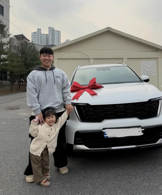Kim Young-hee, 43, presented a new car to her husband, who is 10 years younger than herYoung people are different