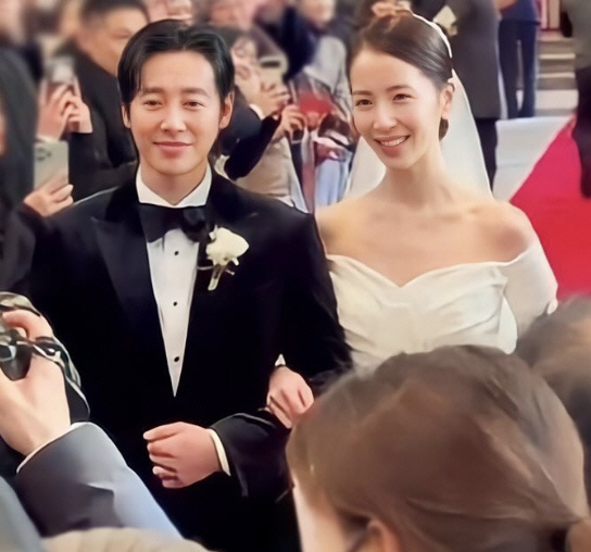 Kim Dong-wook ♥ Stella Kim is expecting a baby early next year after two years of marriage