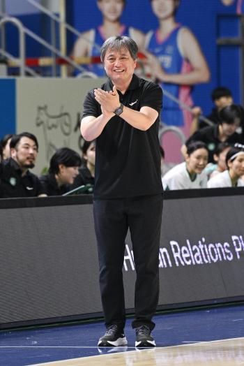  Hana Bank coach Lee Sang-beom actively fought well in offense and defense