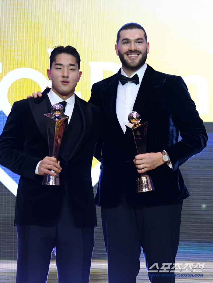  Ahn Hyun-min, MVP of the Rookie of the Year Award, Honored by Ponce