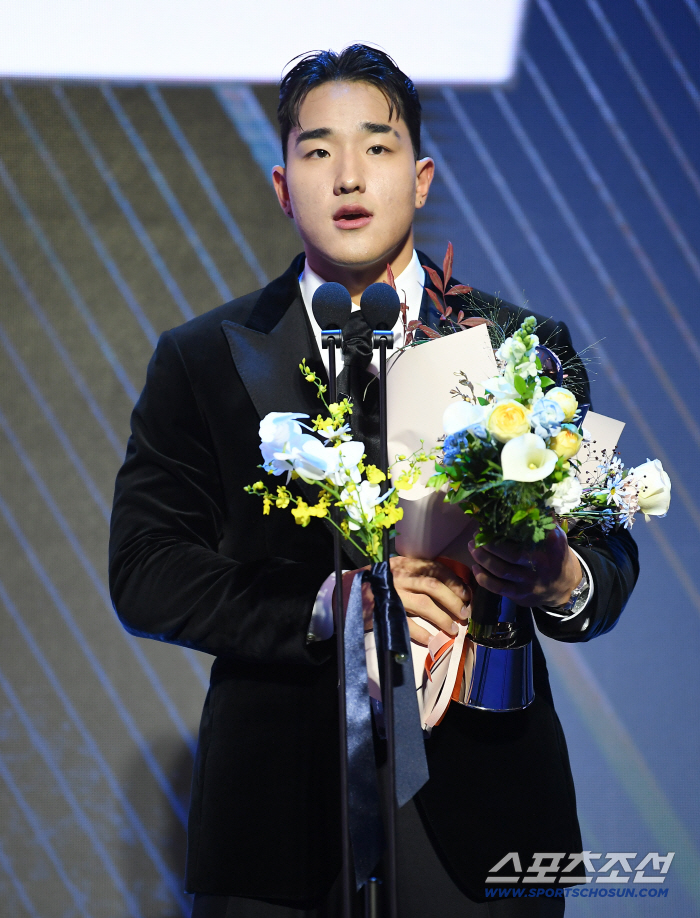  Ahn Hyun-min wins the 2025 Rookie Award