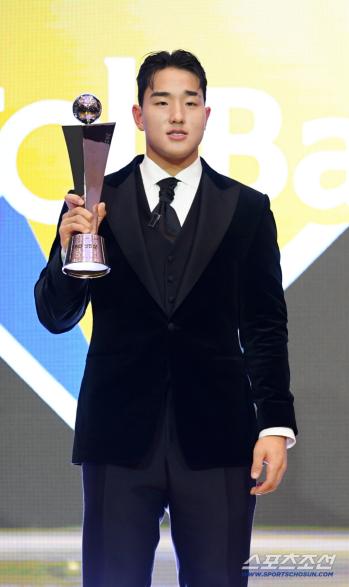  Ahn Hyun-min's glorious moment as KBO Rookie of the Year