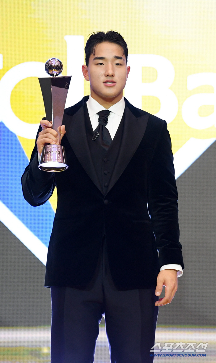  Ahn Hyun-min's glorious moment as KBO Rookie of the Year
