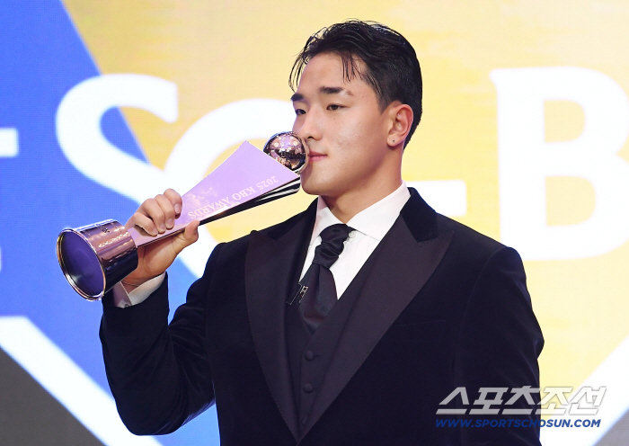  Ahn Hyunmin kisses the rookie award trophy