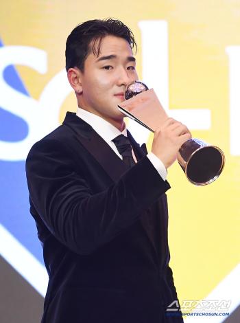  Ahn Hyunmin kisses the rookie award trophy