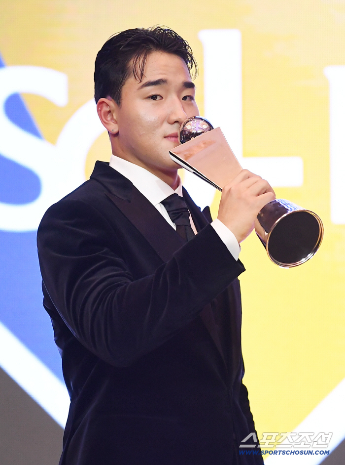  Ahn Hyunmin kisses the rookie award trophy